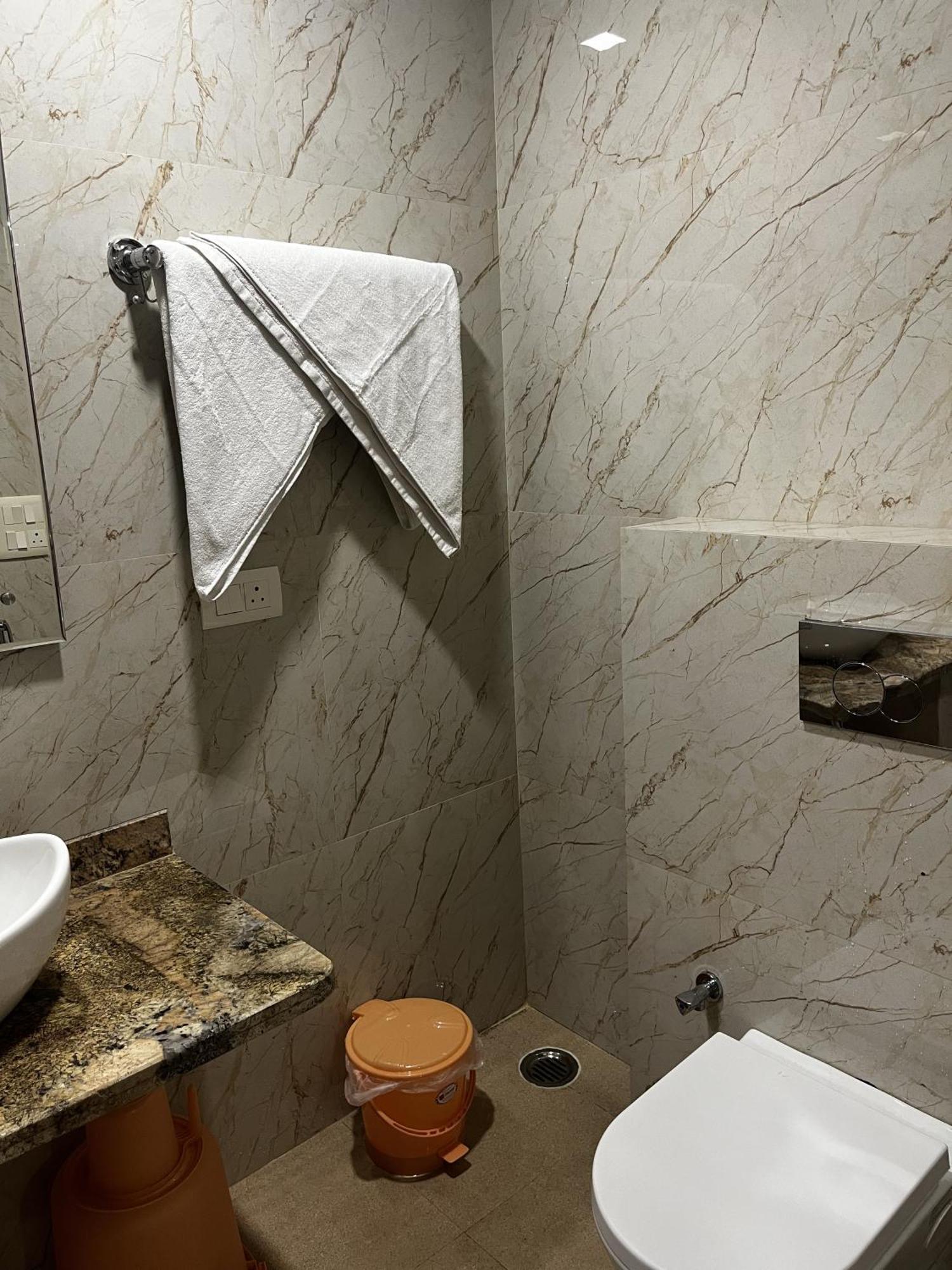 Roomquet Comfort Inn Αλλαχαμπάντ Εξωτερικό φωτογραφία