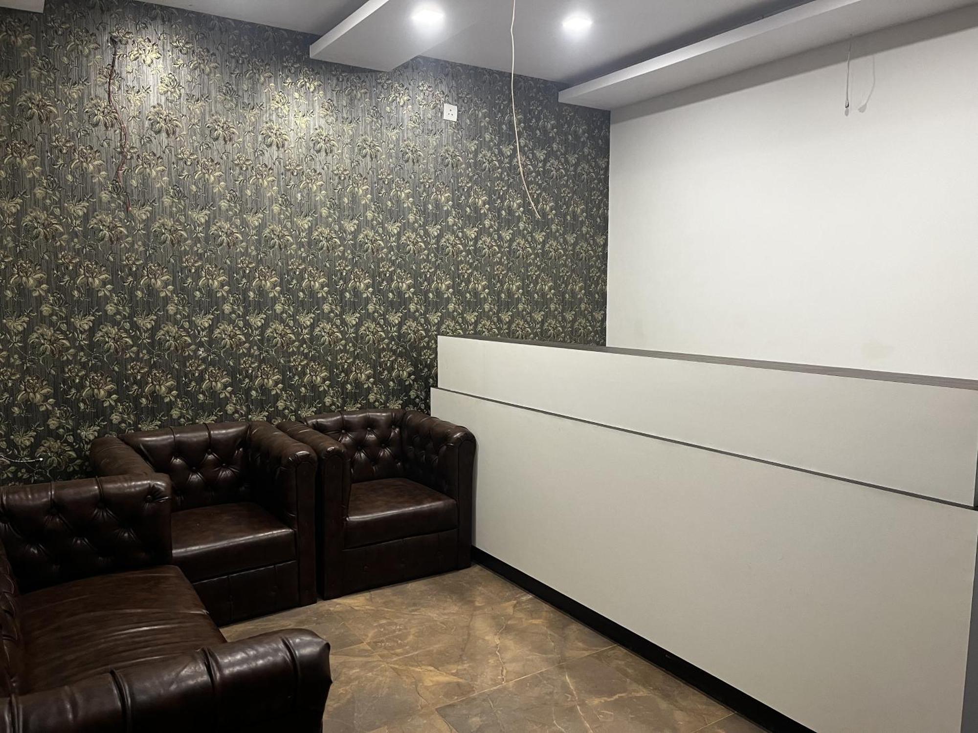 Roomquet Comfort Inn Αλλαχαμπάντ Εξωτερικό φωτογραφία
