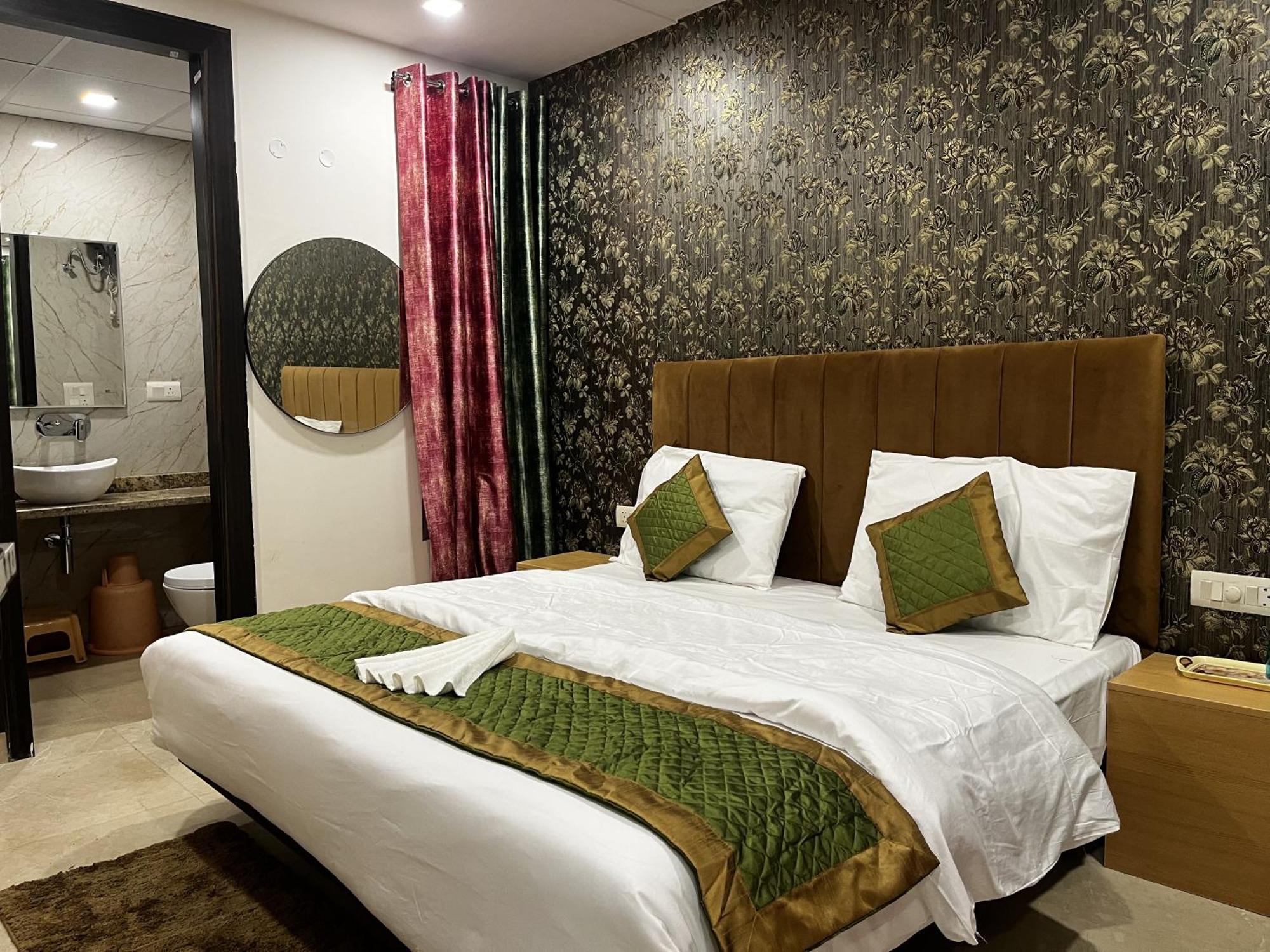Roomquet Comfort Inn Αλλαχαμπάντ Εξωτερικό φωτογραφία