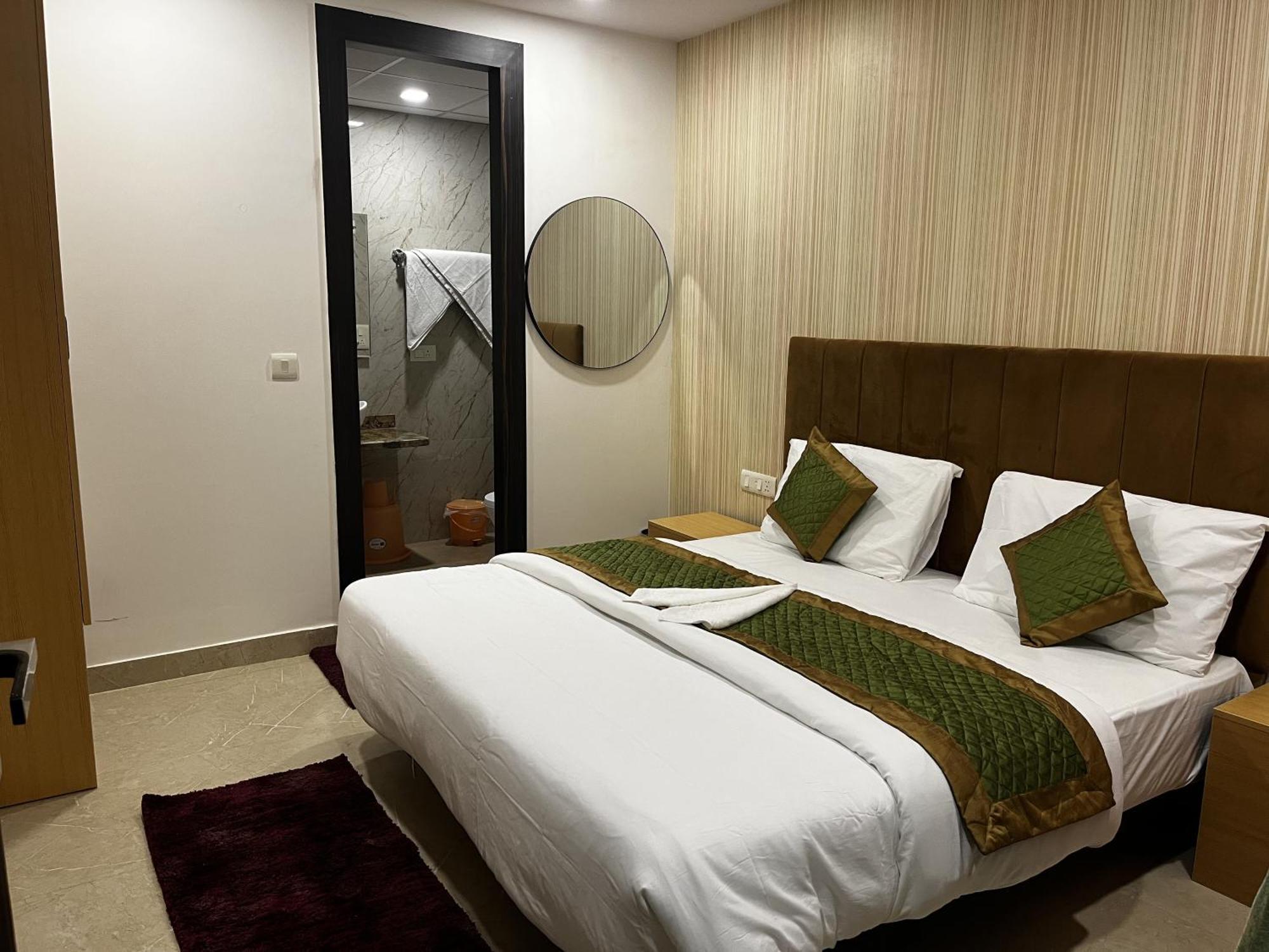 Roomquet Comfort Inn Αλλαχαμπάντ Εξωτερικό φωτογραφία