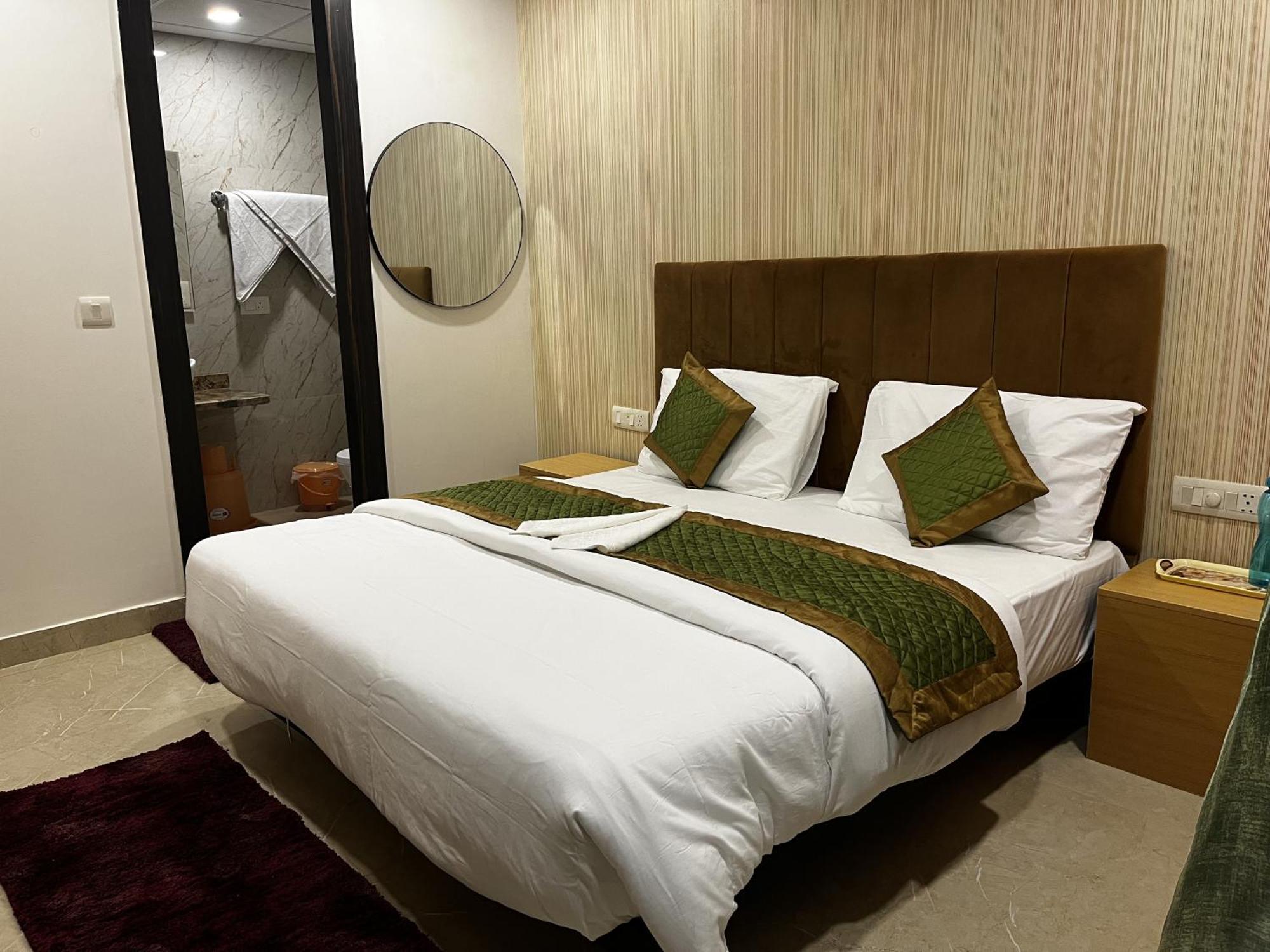 Roomquet Comfort Inn Αλλαχαμπάντ Εξωτερικό φωτογραφία