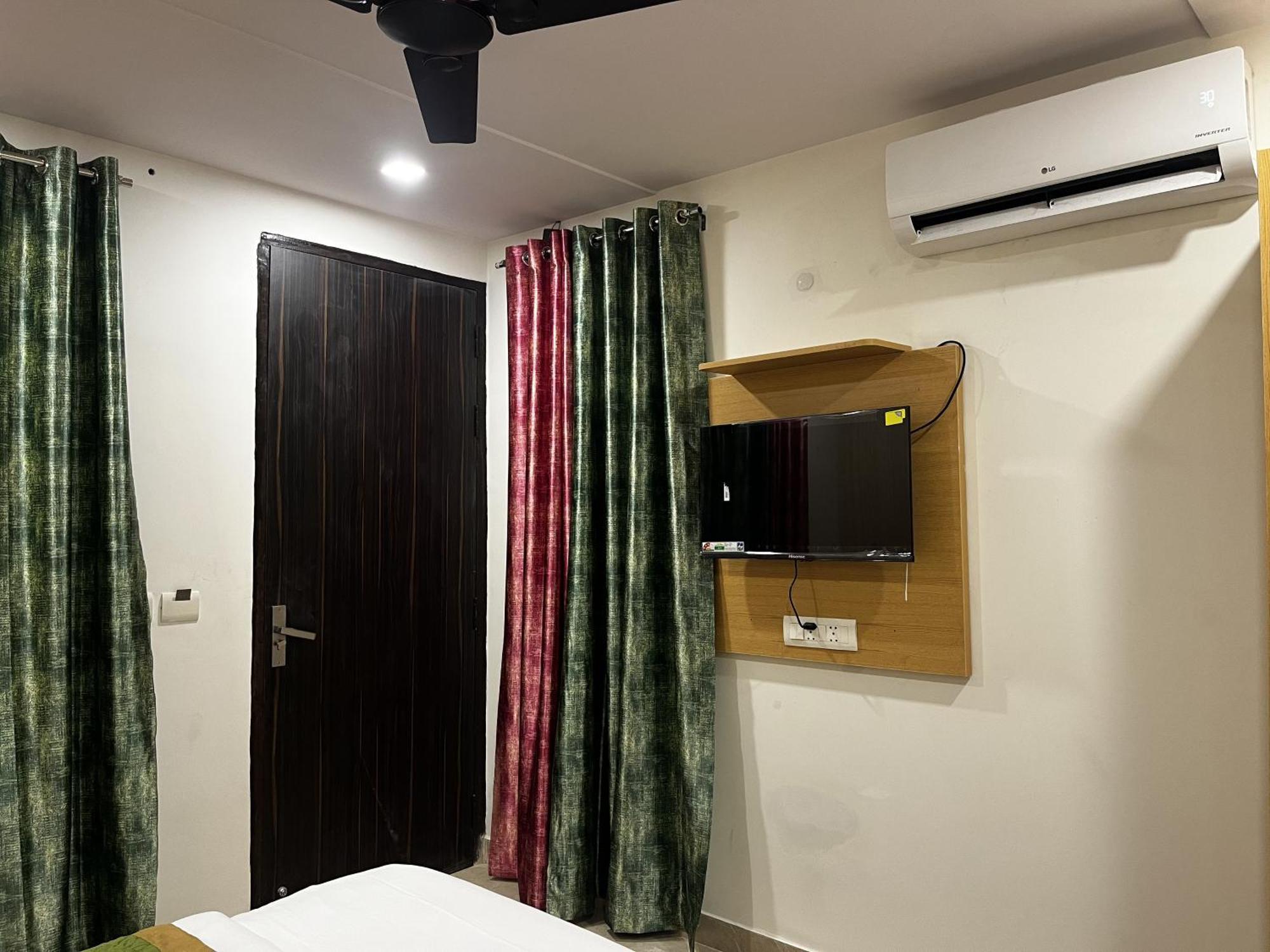 Roomquet Comfort Inn Αλλαχαμπάντ Εξωτερικό φωτογραφία