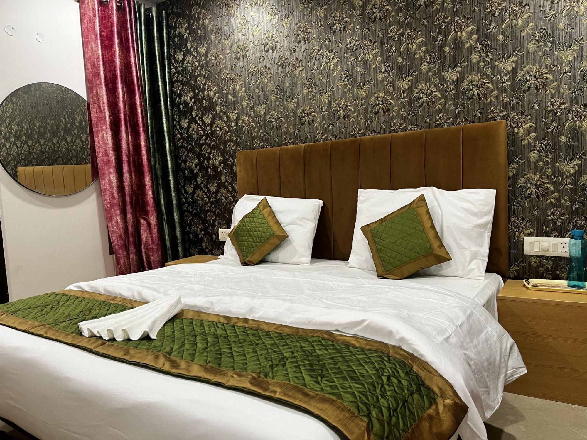Roomquet Comfort Inn Αλλαχαμπάντ Εξωτερικό φωτογραφία
